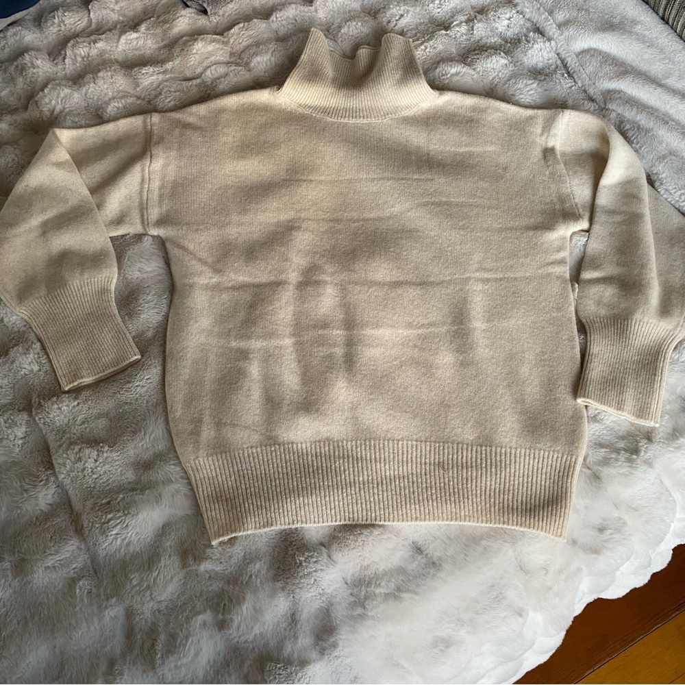 Creamy oatmeal cashmere turtleneck XL
